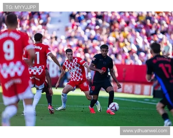 赫罗纳新赛季首战表现亮眼，球迷热情高涨展现强大气势